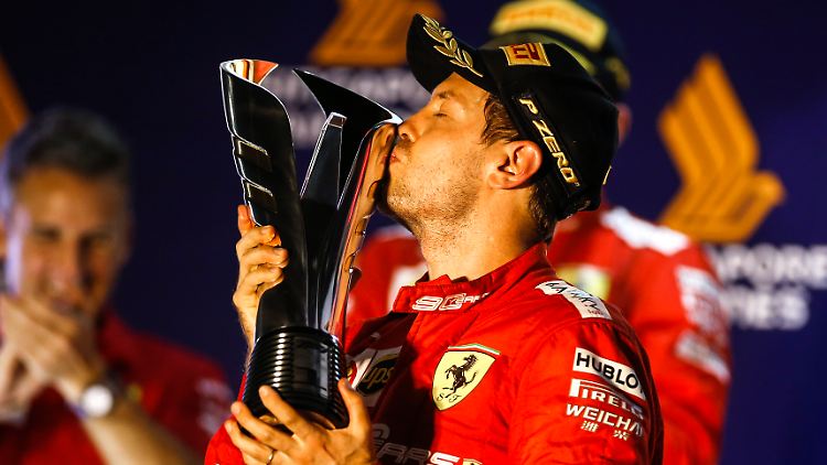 Triumphaler Genuss: Sebastian Vettel gelingt in Singapur der langerhoffte Sieg.