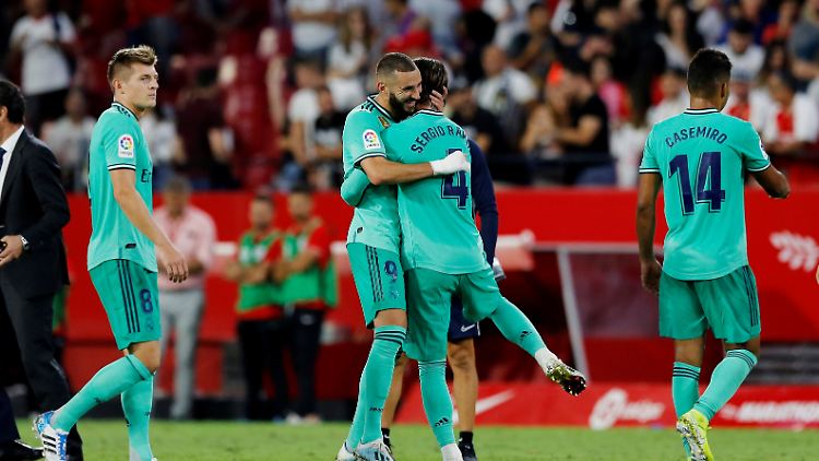 Sergio Ramos and Karim Benzema feiern den Siegtreffer.