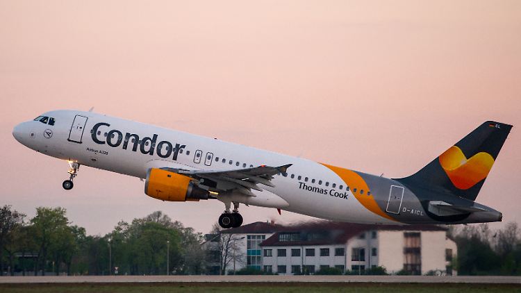 Der Ferienflieger Condor versicherte kurz nach Bekanntwerden der Insolvenzpläne, dass der Flugbetrieb weitergehe. 