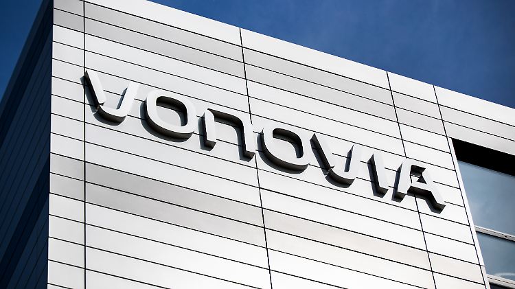Vonovia erwirbt nach eigener Auskunft zunächst 69,3 Prozent
der Stimmrechte und 61,2 Prozent des Grundkapitals an Hembla.