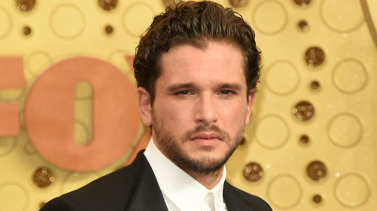 Nach einer längeren Auszeit meldete er sich nun bei den Emmy Awards zurück: Kit Harrington.
