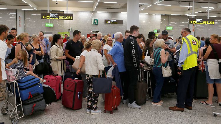 Für diese britischen Touristen endet der Mallorca-Urlaub unerfreulich.