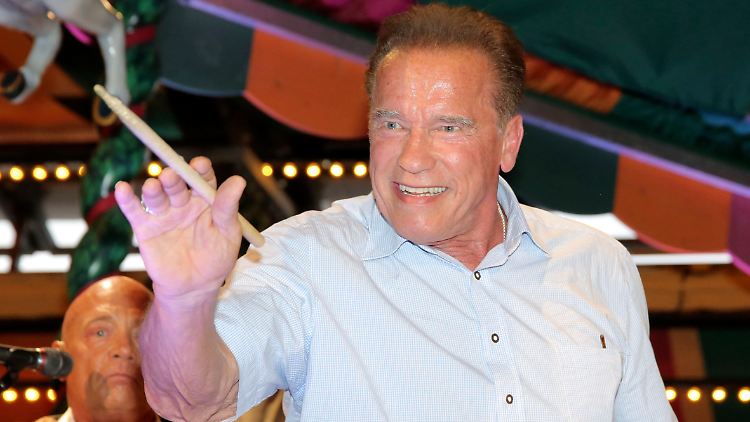 Oans, zwoa, gsuffa: Arnold Schwarzenegger dirigiert auf dem Oktoberfest.