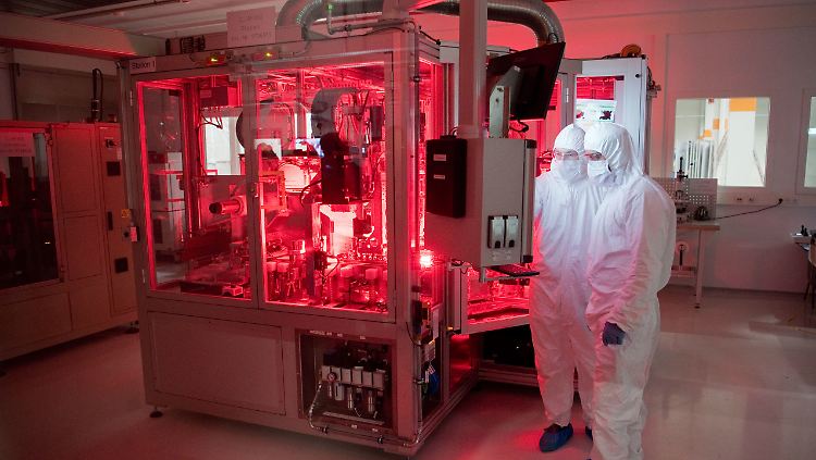In einem Reinraum produziert VW die Batteriezellen im Werk Salzgitter - zunächst in Kleinserien.