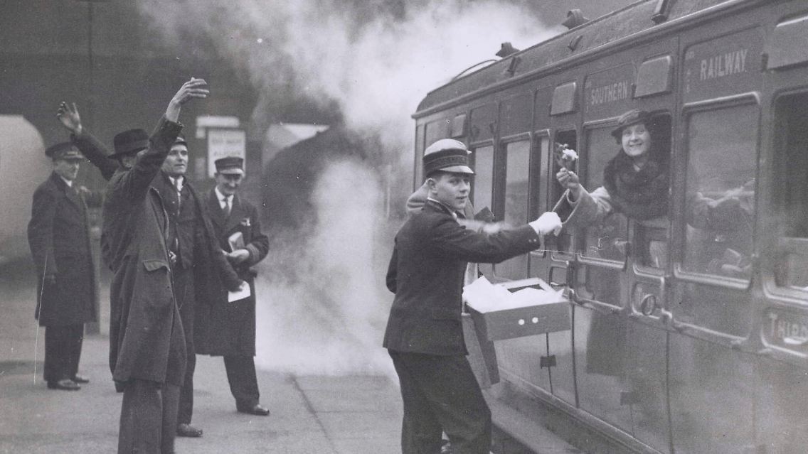 Nach dem Krieg expandierte Thomas Cook weiter. Unter anderem begann der Konzern als erster überhaupt, neben Eisenbahn- auch Flugtickets zu vermarkten. Die Enkel des Unternehmensgründers verkauften unterdessen den Familienkonzern an einen französischen Konkurrenten.