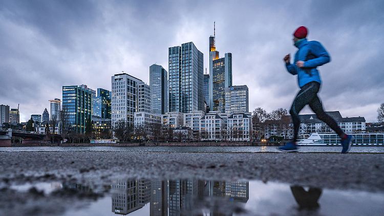 Trübe Aussichten: Die Niedrigzinspolitik der EZB vermiest den Banken und Sparkassen ihre Gewinnmargen. 