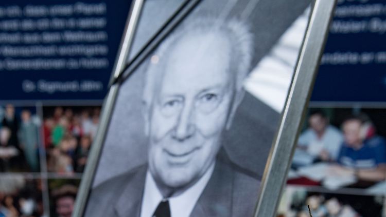 In seinem Geburtsort Morgenröthe-Rautenkranz können die Bürger kondolieren.