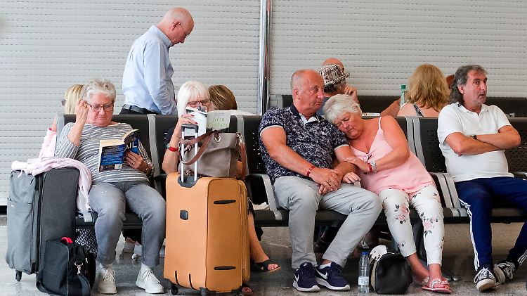 Wer bereits im Urlaub ist, hat Anspruch auch vor Ort im Hotel bleiben zu können, bis der Rücktransport organisiert ist.