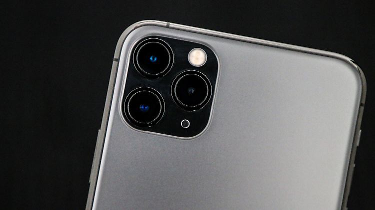 Auf der matten Glas-Rückseite hat das iPhone 11 Pro Max eine herausragende Triple-Kamera.