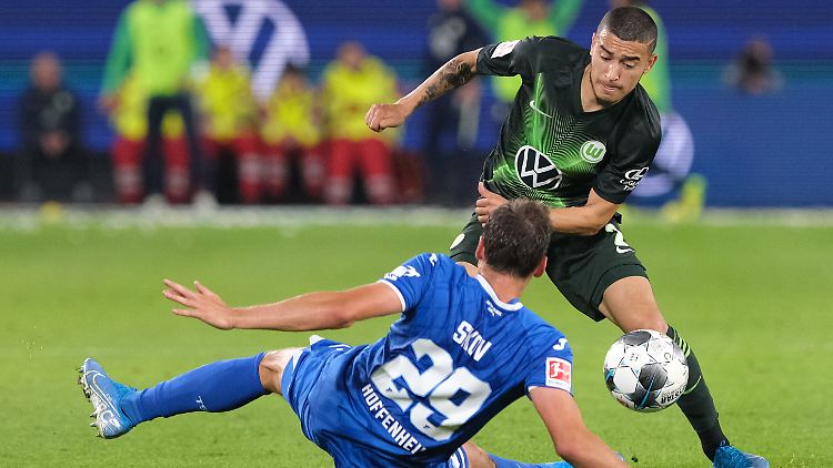 Wolfsburgs William (hinten) und Hoffenheims Robert Skov kämpfen um den Ball.