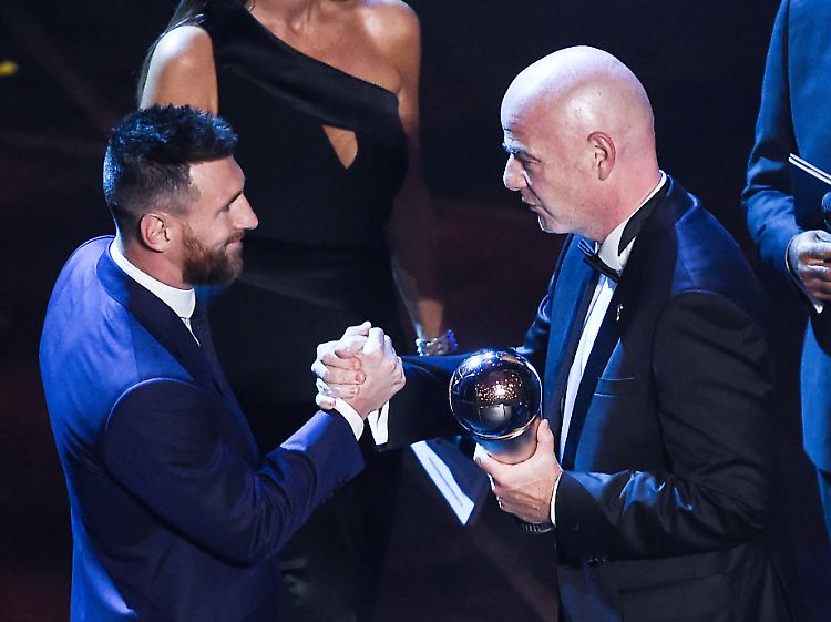 Messi empfing die Ehrung aus den Händen von Fifa-Präsident Gianni Infantino.