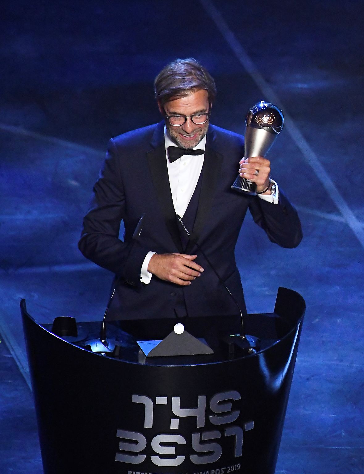 Eine Krone für "King Klopp": Als dritter Deutscher hat Jürgen Klopp die prestigeträchtige Auszeichnung als Welttrainer des Jahres erhalten. 