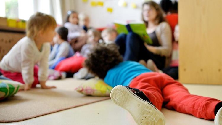 In der Kita soll eine Erzieherin nicht mehr als 8 Kinder betreuen.