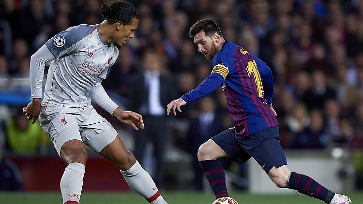 Lionel Messi (r.) ist der Weltfußballer 2019. Bei der Wahl setzte er sich gegen Virgil van Dijk durch.