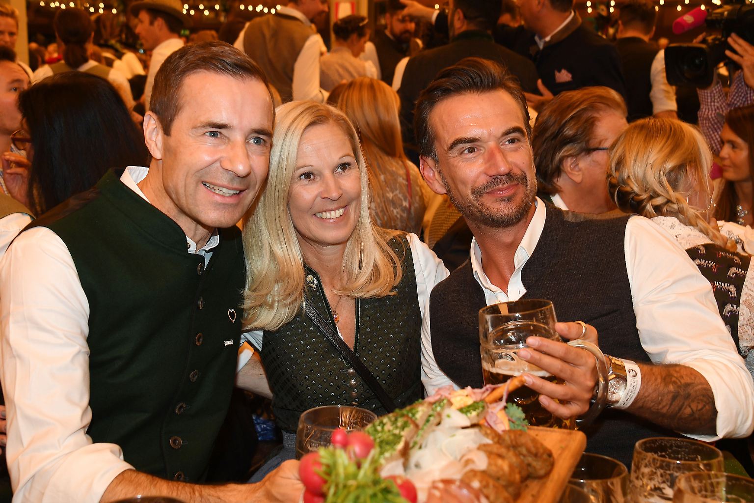 Alljährlich wird das Oktoberfest zum Schaulaufen der Stars und Sternchen, inklusive der Maß Bier natürlich. Moderator Kai Pflaume (l., mit seiner Frau Ilke) stößt zum Wiesn-Auftakt mit Florian Silbereisen an.