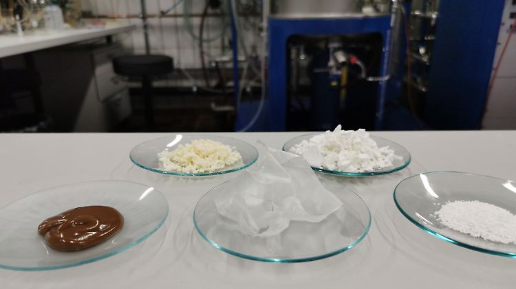 Aus Abfallfett (l) können verschiedene Bioplastik-Ausgangsstoffe  hergestellt werden. 