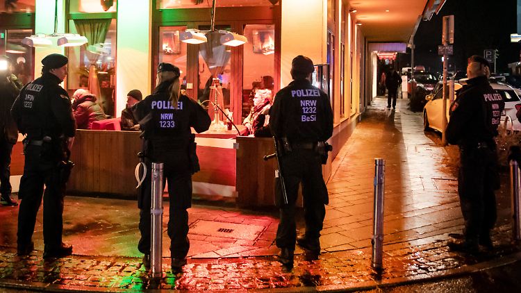 Polizisten sichern während einer Razzia von Zoll und Polizei eine Shisha-Bar. 