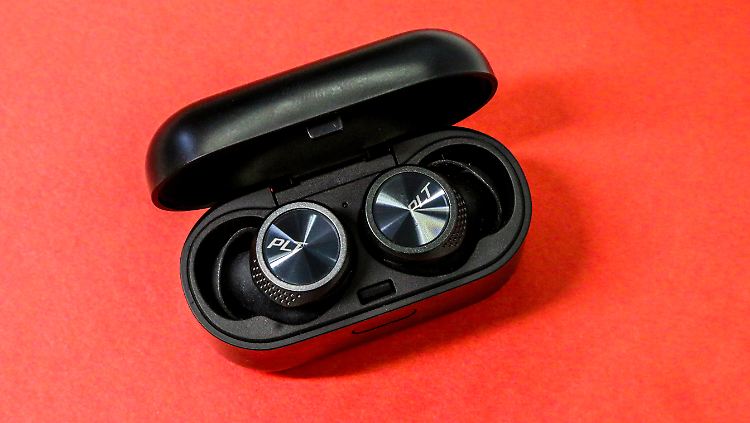 Die Poly Backbeat Pro 5100 haben ein kleines und leichtes Ladecase.