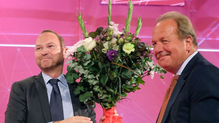 Verdi-Chef Werneke übernimmt vom langjährigen Vorsitzenden Bsirske (r.).