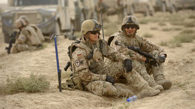 Bundeswehrsoldaten machen während einer Minensuche in Afghanistan Pause.