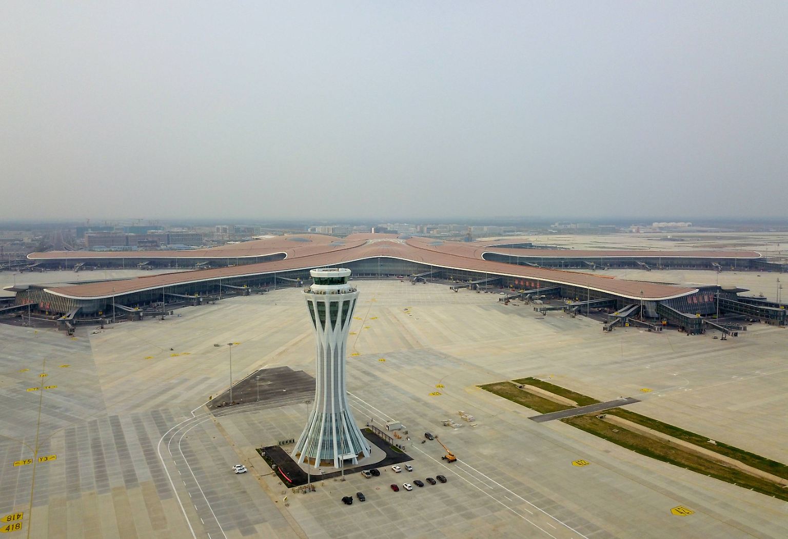 Nach nur vier Jahren Bauzeit ist in Peking der neue internationale Flughafen in Betrieb genommen worden.