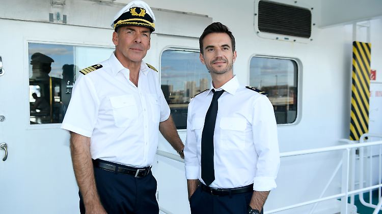 Die Übergabe ist erfolgt. Inzwischen ist Florian Silbereisen (r.) neuer "Traumschiff"-Kapitän.