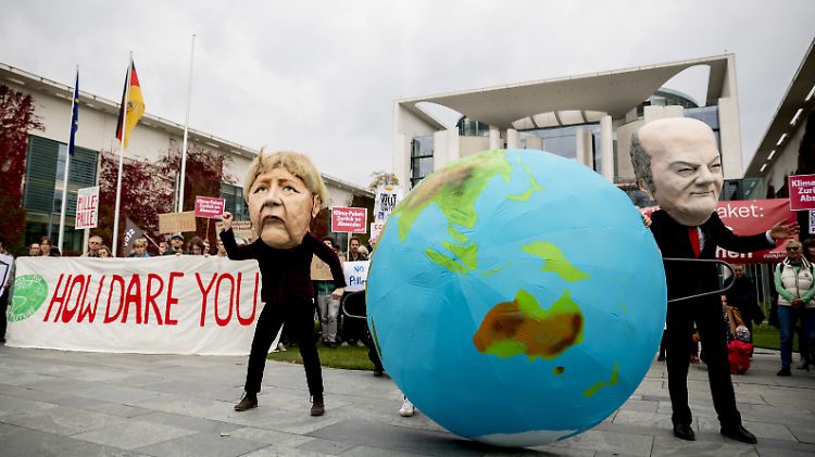 Draußen wird demonstriert, drinnen diskutiert: Im Bundeskanzleramt bringt das Kabinett das Klimapaket auf den Weg.