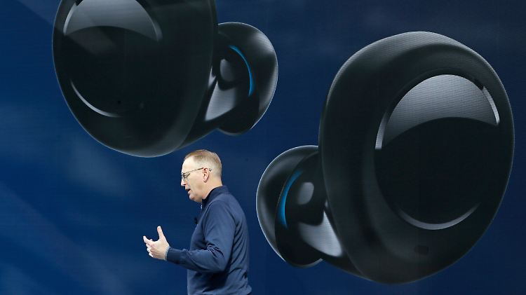 Amazons Geräte-Chef stellt die neuen In-Ear-Kopfhörer des Unternehmens vor.