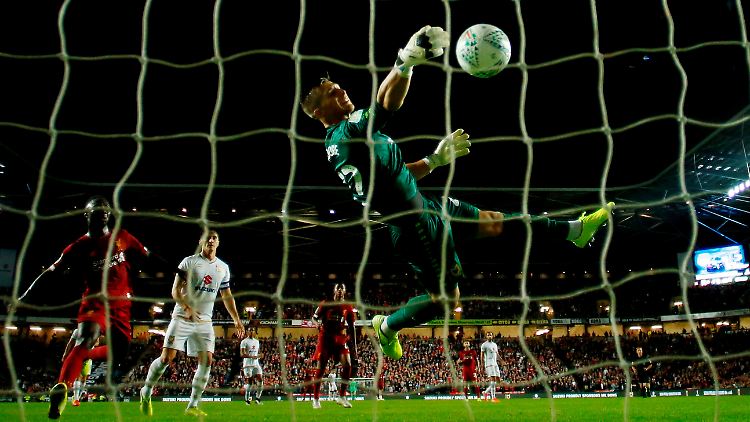 Torhüter Stuart Moore lenkte den Ball von Liverpools James Milner ins eigene Netz.