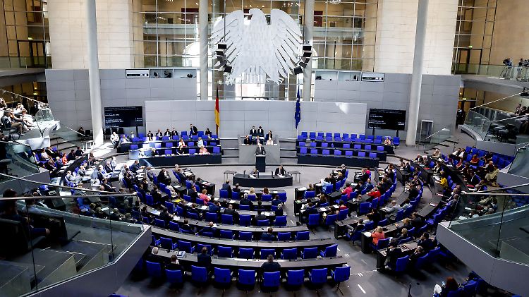 Die AfD habe gelernt, dass die eigentliche Arbeit gar nicht im Plenum stattfinde, verteidigt der AfD-Abgeordnete Hansjörg Müller seine Fehlquote von 42 Prozent.