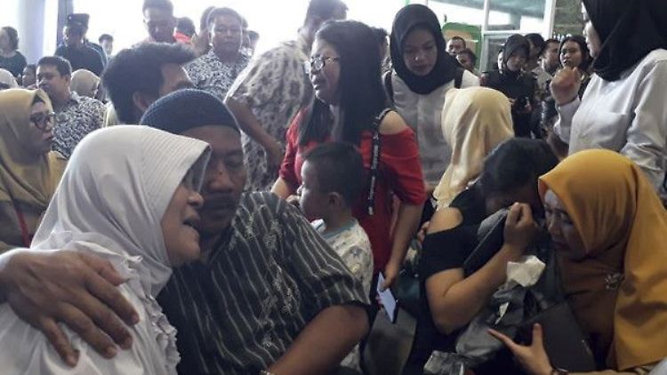 Die Familien der Opfer trauern am Depanti Amir Airport in Indonesien. Alle 189 Menschen an Bord der abgestürzten Boeing kamen ums Leben.