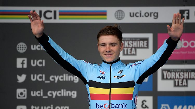 An diese Pose wird sich die Radsportwelt wohl gewöhnen müssen: Remco Evenepoel lässt sich feiern.