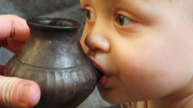 Das Trinken aus den 3000 Jahre alten Tongefäßen klappt auch heute noch.