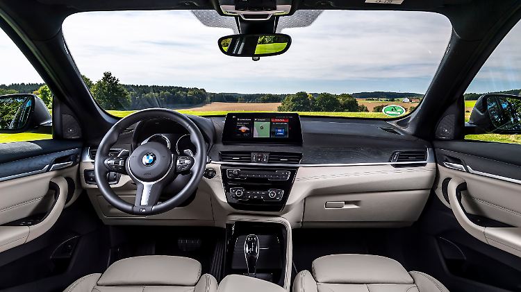 Im Innenraum ist beim BMW X1 alles beim Alten geblieben, aber es gibt jetzt optional einen 10,25 großen Touchscreen als Zentraldisplay.