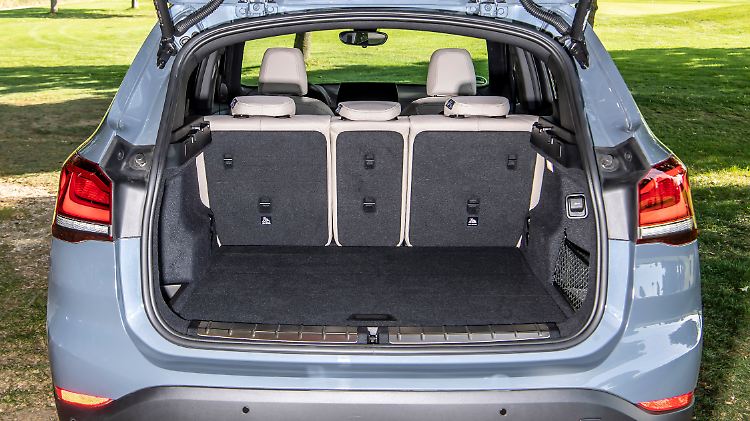 Normalerweise fasst das Gepäckabteil des BMW X1 505 Liter, im kommenden Plug-in-Hybrid sind es noch 450.