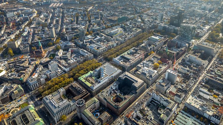 Die "Kö" in Düsseldorf aus der Luft - markant für die Einkaufsstraße ist ihr dichter Baumbestand.