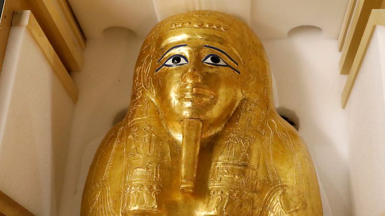 Der mit Gold umhüllte Sarkophag wird an Ägypten zurückgegeben.