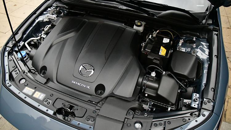 Zu erkennen ist der Skyaktiv-X unter der Haube des Mazda3 nur am Schriftzug auf der Abdeckung.