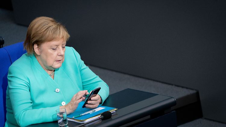 Bundeskanzlerin Merkel musste während der Debatte viel Kritik einstecken. Sie wirkte dabei wenig anwesend.