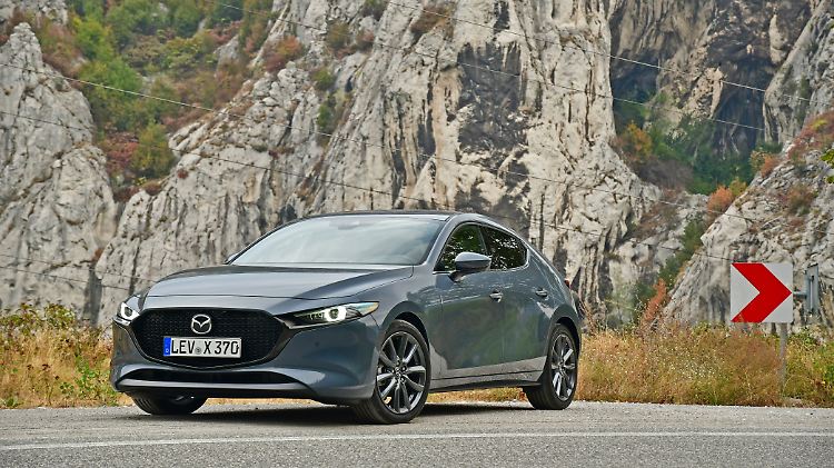 Der Mazda3 ist ein Purist was Kniffe und Falze im Blech betrifft. Mit seinem neuen Benziner, dem Skyactiv-X, will er das auch in punkto Verbrauch sein.
