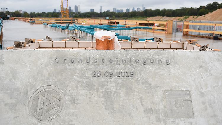 Angela Merkel scherzte: "Ich bin überzeugt, dass der Bau besser vorangeht als der des Berliner Flughafens."