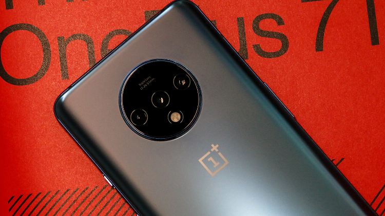 Die gläserne Rückseite des OnePlus 7T ist angenehm matt.