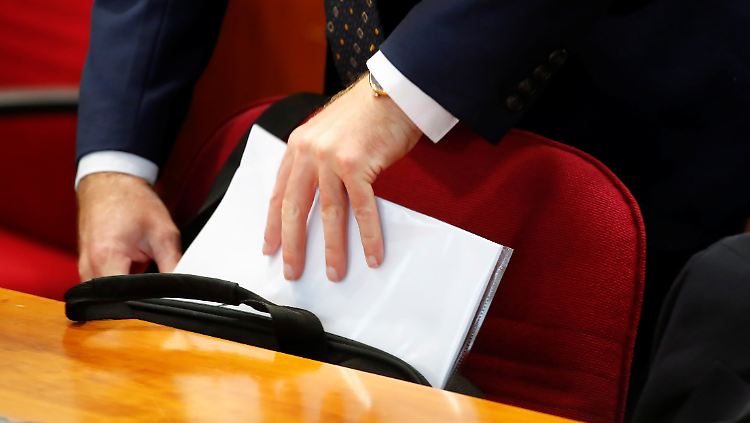 Einer der Angeklagten im Bonner Gerichtssaal: Ihm und seinem Kollegen wird besonders schwere Steuerhinterziehung vorgeworfen.