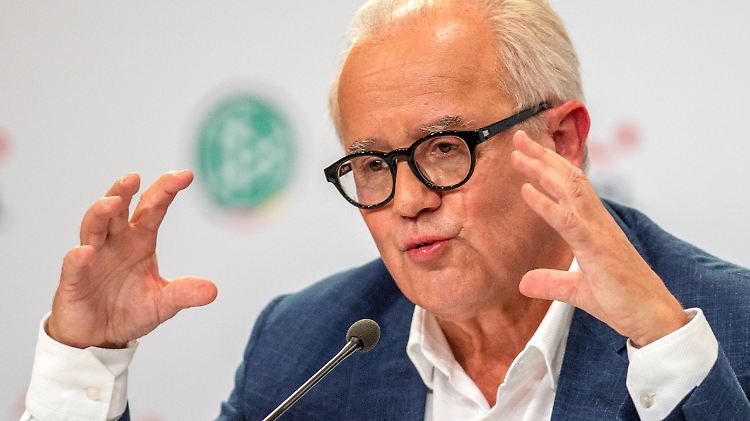 "Wir gehören sicher nicht zu den Topfavoriten", sagt DFB-Präsident Fritz Keller.