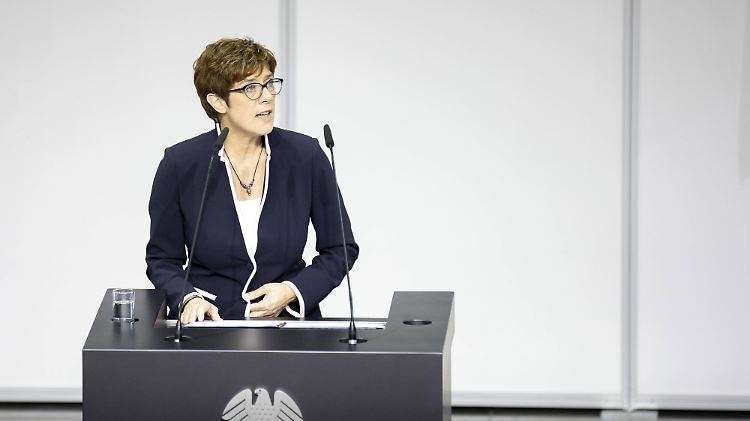 Am 24. Juli wurde Annegret Kramp-Karrenbauer in einer Sondersitzung als Verteidigungsministerin vereidigt.