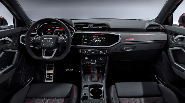 Im Innenraum trimmten die Spezialisten von Audi Sport das Cockpit des RS Q3 gezielt in Richtung Vorlieben der RS-Kundschaft.