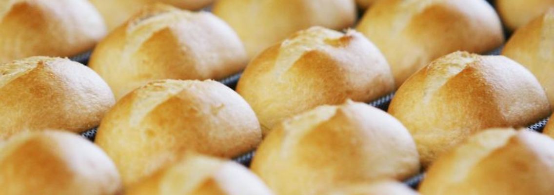 Nach dem Ladenschlussgesetz des Bundes dürfen Bäckereien an Sonn- und Feiertagen höchstens drei Stunden lang Brötchen und Brezeln verkaufen.