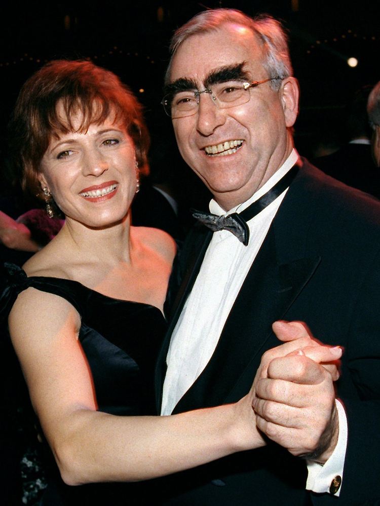 Theo Waigel tanzt beim Ball des Sports in Wiesbaden mit seiner Frau Irene Epple-Waigel (Archivfoto vom 05.02.2000).