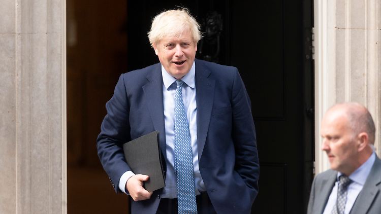 Der britische Premier Johnson kritisiert das vom Parlament verabschiedete "Kapitulationsgesetz" scharf.