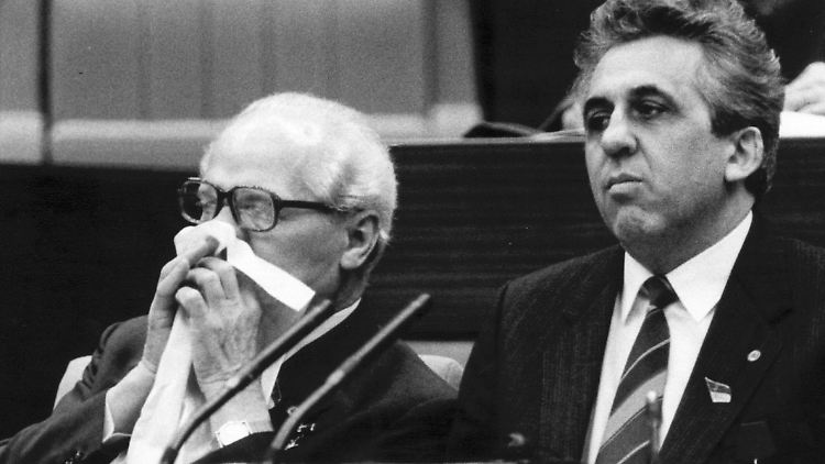 Egon Krenz betreibt erfolgreich Erich Honeckers Ablösung (v.r.)
